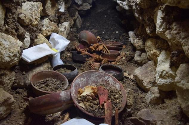 Tìm thấy mộ vua Maya 1.700 năm cùng mặt nạ ngọc cực đẹp - 1