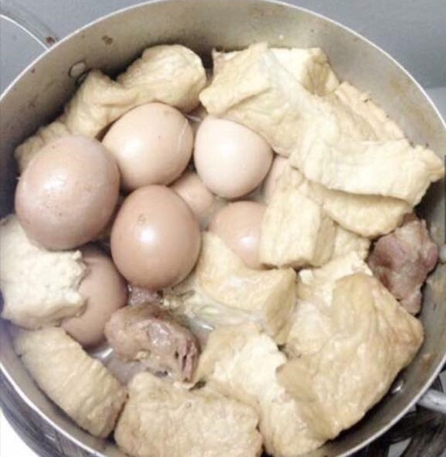 Thịt kho trứng đậu thế này là chuẩn bài rồi còn gì.