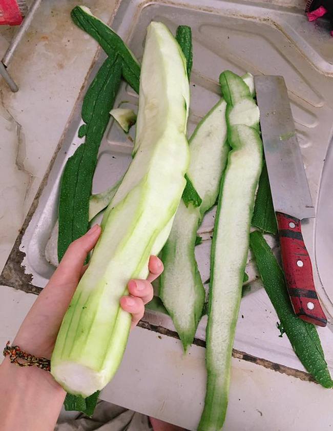 Gọt mướp "sạch" thế này rồi còn chê gì nữa đây.