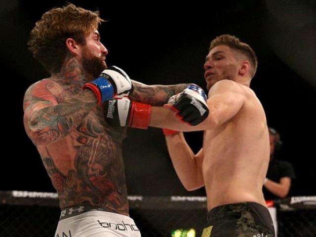 MMA: Võ sỹ ”xăm trổ hổ báo” tung 2 đòn, đối thủ đã ”hít oxy”
