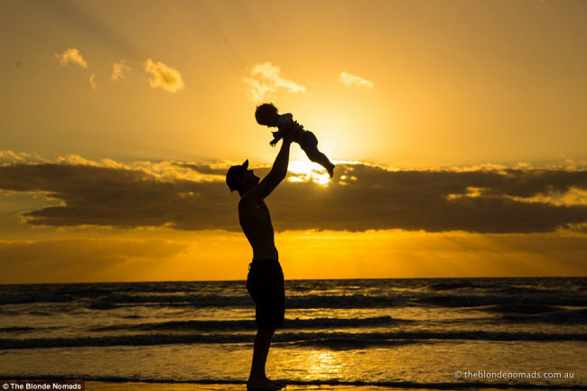 Vợ chồng trẻ bán hết tài sản để đưa 2 con đi du lịch - 8