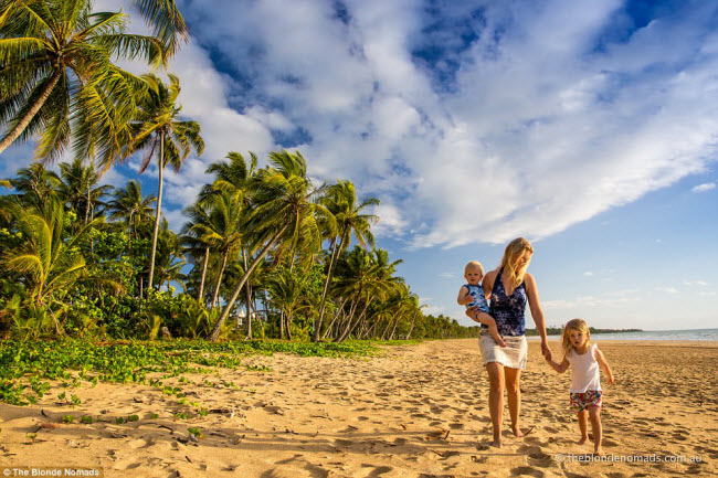 Vợ chồng trẻ bán hết tài sản để đưa 2 con đi du lịch - 9