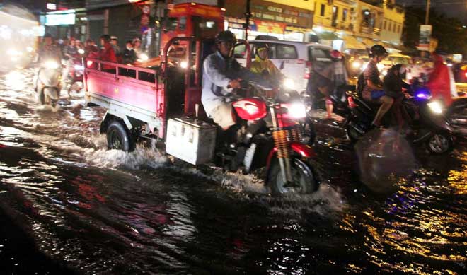 Sài Gòn mưa kèm theo sấm chớp đùng đùng, phố lại thành sông - 2