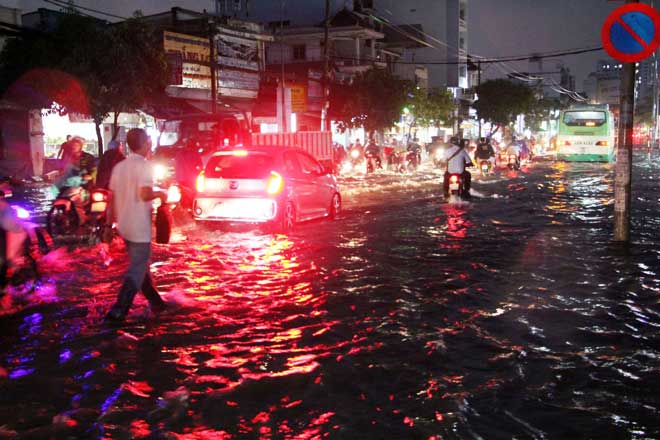 Sài Gòn mưa kèm theo sấm chớp đùng đùng, phố lại thành sông - 1