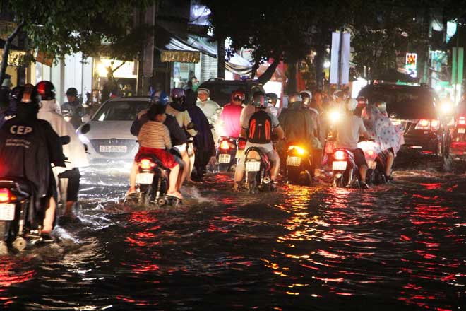 Sài Gòn mưa kèm theo sấm chớp đùng đùng, phố lại thành sông - 7