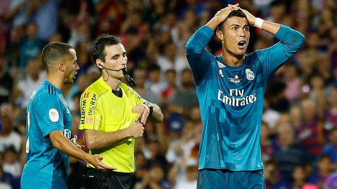 “Ngai vàng” Ronaldo lung lay: Hazard, Sanchez chờ chiếm chỗ - 1