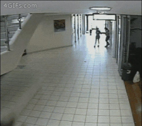 Bó tay với các thanh niên "ngáo ngơ" đâm đầu cửa kính - 9