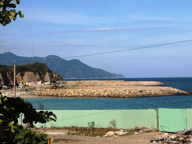”Nàng tiên cá” lấn vịnh Nha Trang