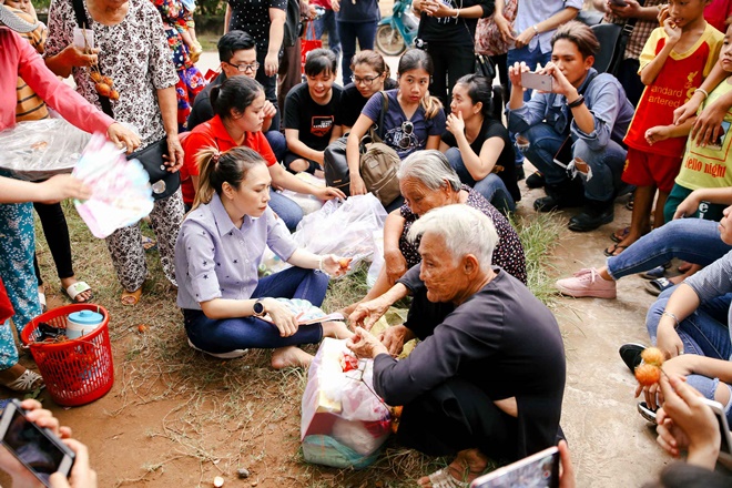 Mỹ Tâm ngồi bệt vệ đường trò chuyện với cụ bà ở quê - 2