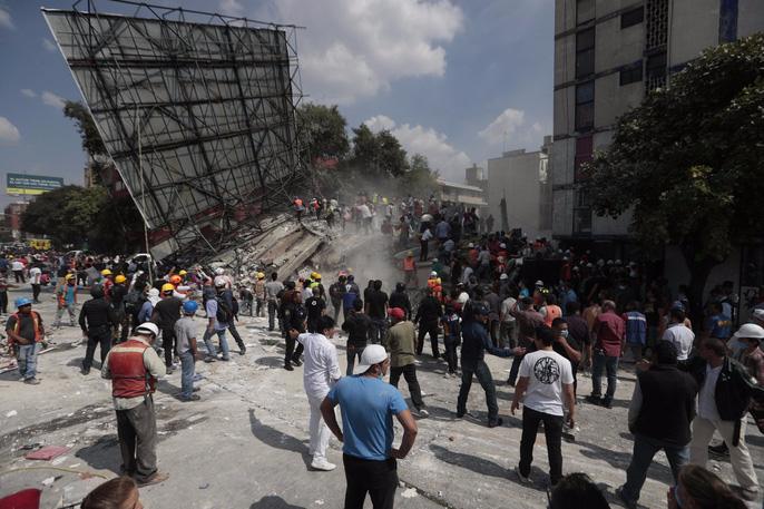 Video: Hàng loạt tòa nhà lắc lư, đổ sập vì động đất Mexico - 1
