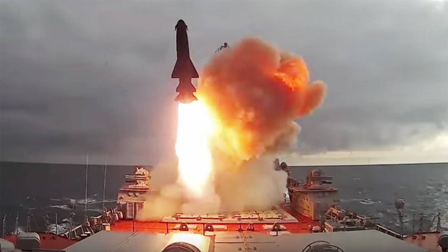 Xem siêu chiến hạm Nga phóng tên lửa to bằng chiến đấu cơ - 1