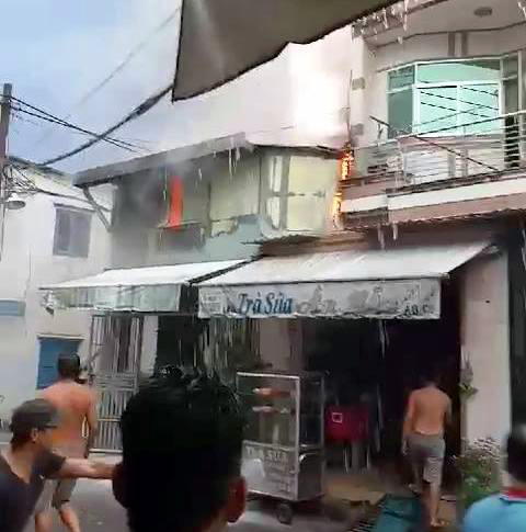 Sau tiếng sấm sét nổ như bom, căn nhà bốc cháy dữ dội trong mưa - 2