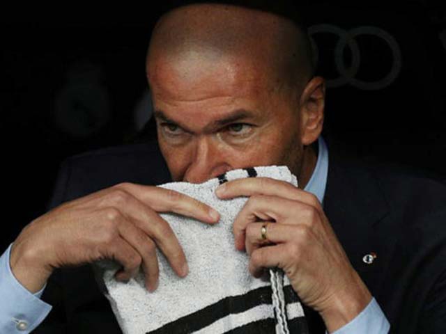 Real mất penalty oan, Zidane lắc đầu kêu “số đen”