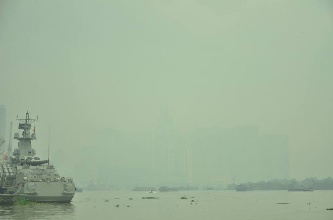 Nhiều tòa nhà ở Sài Gòn &#34;mất tích&#34; trong sương mù - 1
