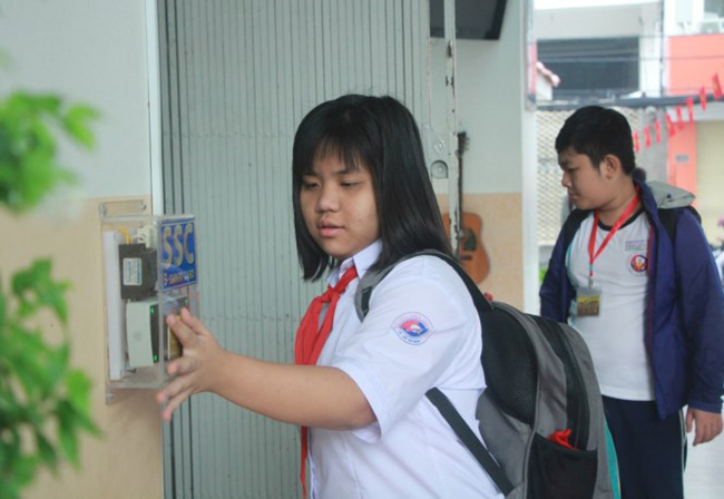 Trường học điểm danh bằng thẻ, học sinh hào hứng - 3