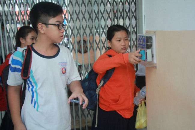 Trường học điểm danh bằng thẻ, học sinh hào hứng - 4
