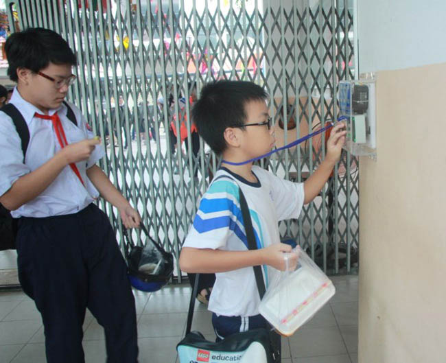 Trường học điểm danh bằng thẻ, học sinh hào hứng - 5