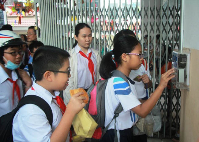 Trường học điểm danh bằng thẻ, học sinh hào hứng - 6