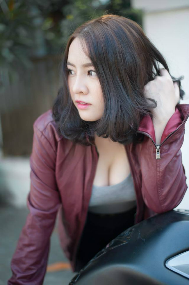 Người đẹp mang vẻ đẹp Á Đông diễm lệ khoác áo da mỏng bên xế nổ Kawasaki Ninja.