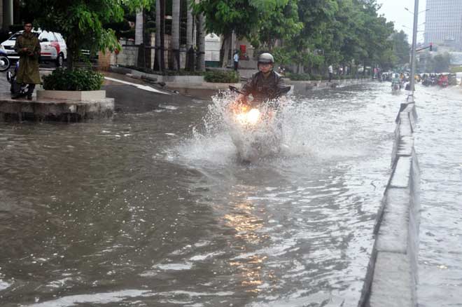 Chưa đầy 15 phút, “quái vật” đã hút sạch nước ngập trên phố Sài Gòn - 12