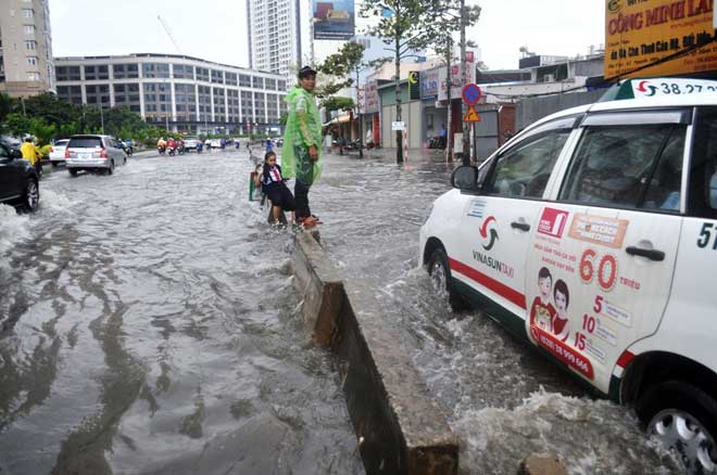 Chưa đầy 15 phút, “quái vật” đã hút sạch nước ngập trên phố Sài Gòn - 10