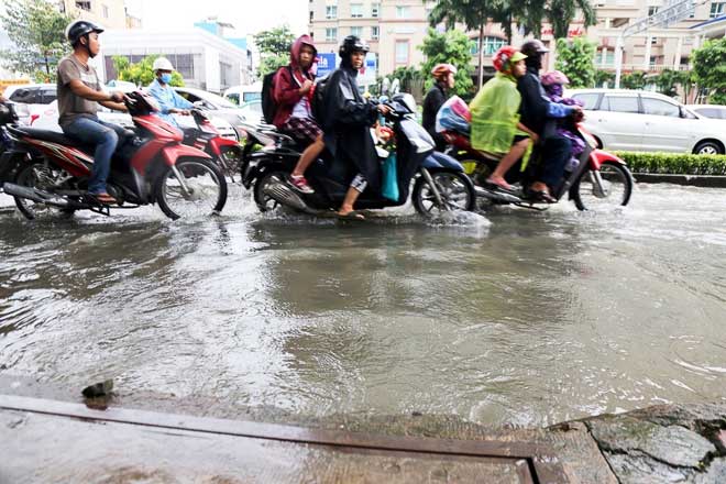 Chưa đầy 15 phút, “quái vật” đã hút sạch nước ngập trên phố Sài Gòn - 16