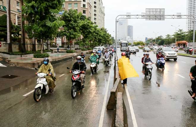 Chưa đầy 15 phút, “quái vật” đã hút sạch nước ngập trên phố Sài Gòn - 18