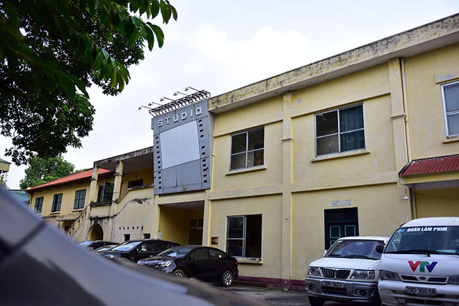 Khó tin xưởng phim hoang tàn trên &#34;đất vàng&#34; Hồ Tây - 10