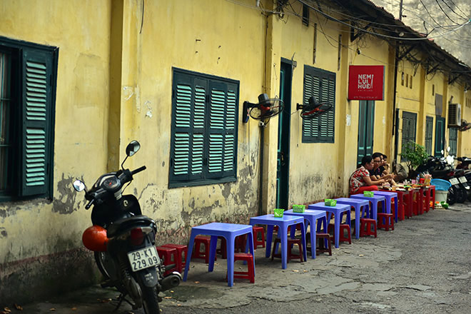 Khó tin xưởng phim hoang tàn trên &#34;đất vàng&#34; Hồ Tây - 9