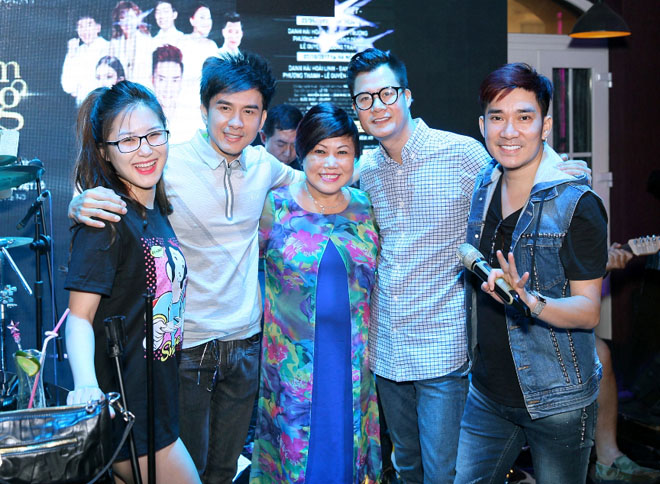 Hương Tràm diện mốt giấu quần đi tập hát - 4