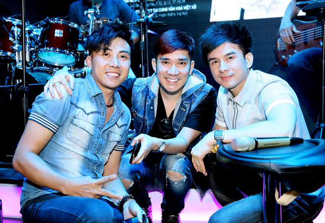 Hương Tràm diện mốt giấu quần đi tập hát - 6