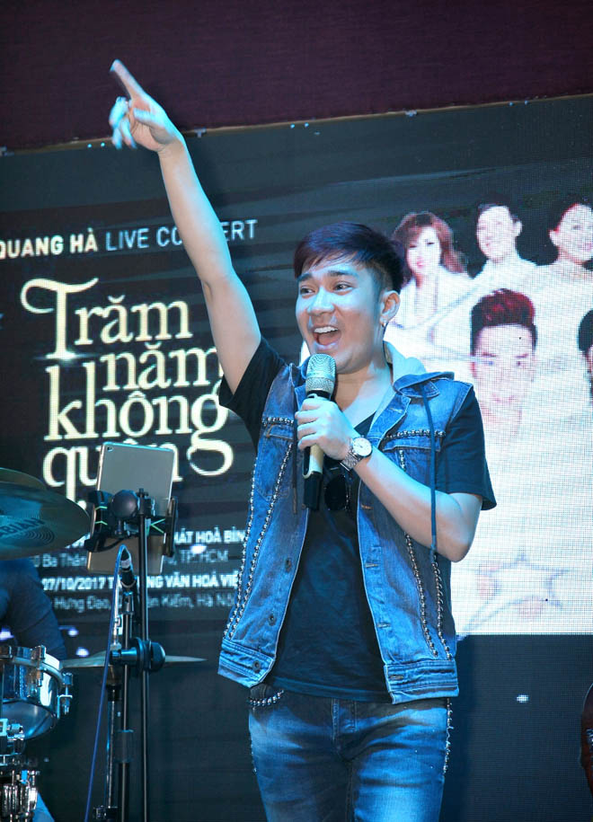 Hương Tràm diện mốt giấu quần đi tập hát - 8