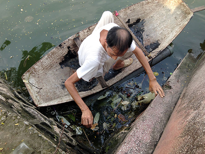 Bao cao su lại nổi trắng mặt hồ ở Hà Nội - 3