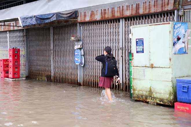 Triều cường đạt đỉnh, phố Sài Gòn sóng đánh cuồn cuộn - 4