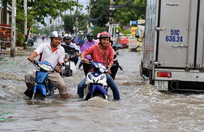 Triều cường đạt đỉnh, phố Sài Gòn sóng đánh cuồn cuộn - 6