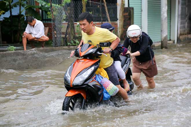 Triều cường đạt đỉnh, phố Sài Gòn sóng đánh cuồn cuộn - 7