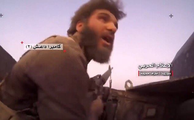 Video khủng bố IS trong xe bọc thép chết thảm vì trúng đạn tăng - 1