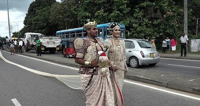 Váy cưới dài 3,2 km, cô dâu phải nhờ 250 học sinh bỏ học để bê - 1
