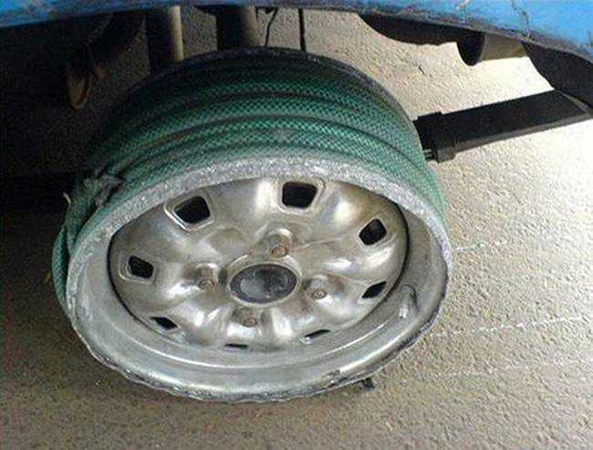 Chưa đi sửa được xe thì dùng tạm cái này thay lốp xe cũng được.
