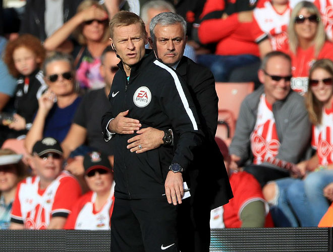 MU: Mourinho &#34;âu yếm&#34; trọng tài bị đuổi, án phạt lơ lửng trên đầu - 2