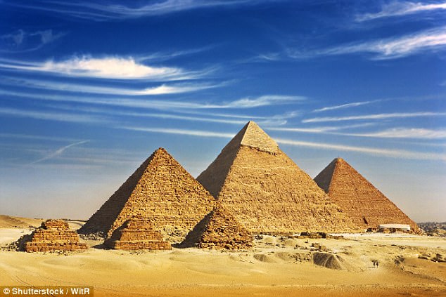 Tìm ra cách người Ai Cập chuyển đá khổng lồ đi 800km xây kim tự tháp - 1