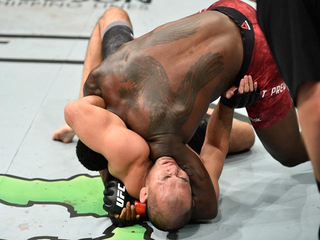 UFC: Bị siết quá chặt, “Thần sấm” đi ngủ luôn trên sàn đấu