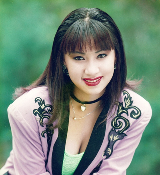 Những năm 1990, Y Phụng nổi tiếng với hình tượng sexy hiếm có trong showbiz Việt. Rất hiếm mỹ nhân táo bạo như cô về phong cách thời trang thời bấy giờ.