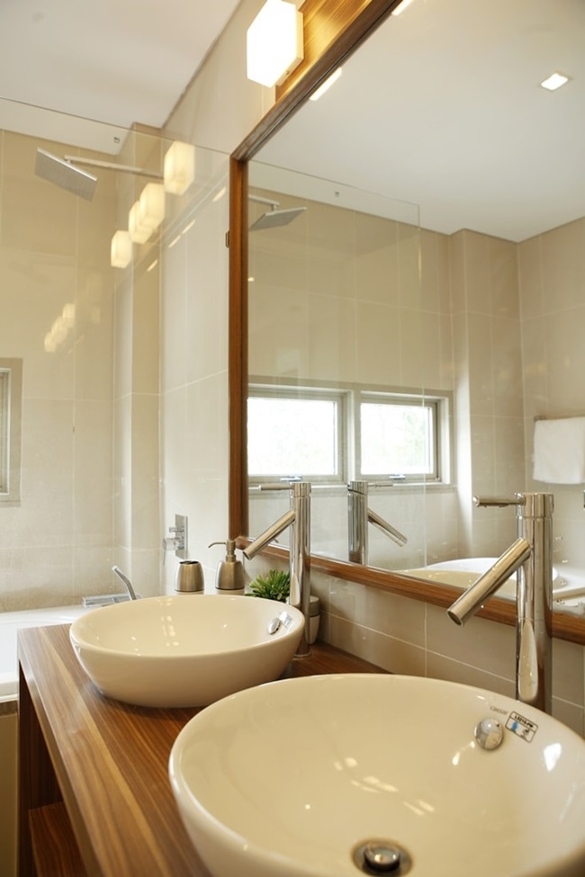 Phòng tắm riêng được đặt trong phòng ngủ, đảm bảo sự sang trọng.