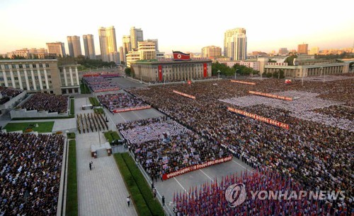 Biển người tuần hành cổ vũ ông Kim Jong-un đánh Mỹ - 3