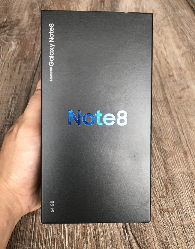 Sau khoảng một tháng ra mắt, mẫu phablet được mong chờ nhất của năm là Galaxy Note 8 của Samsung sẽ chính thức lên kệ vào cuối tháng 9 tới tại thị trường Việt Nam, với giá bán 22,49 triệu đồng cho bản 64GB.