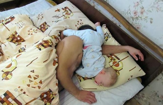 Đây là khi nhóc con ngủ cùng với bố.