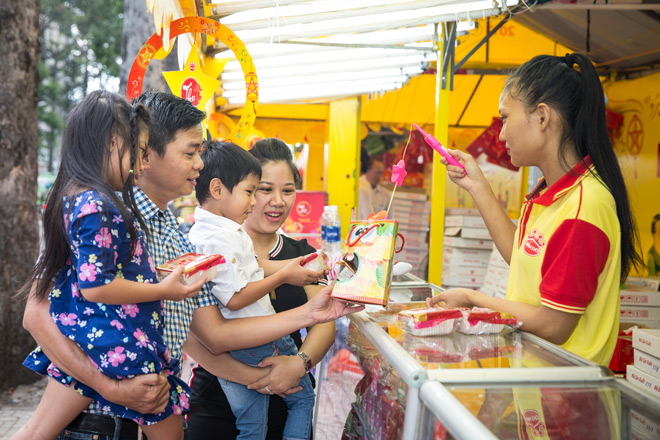 Bánh trung thu Kinh Đô: Món quà thân thuộc gần 20 năm qua - 1