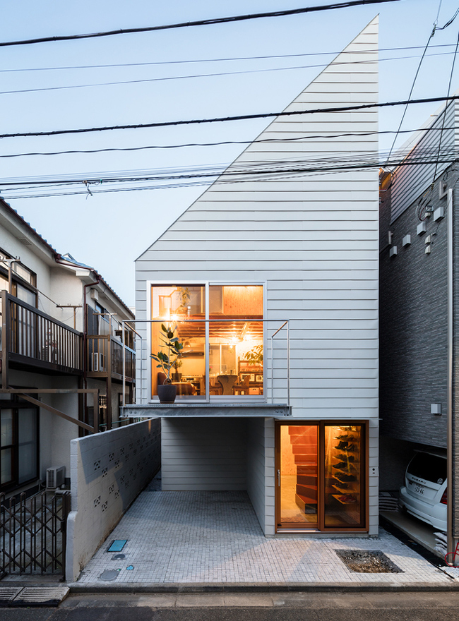 Căn nhà rộng 42m2 này nằm trong một khu phố đông đúc ở Tokyo, Nhật Bản.
