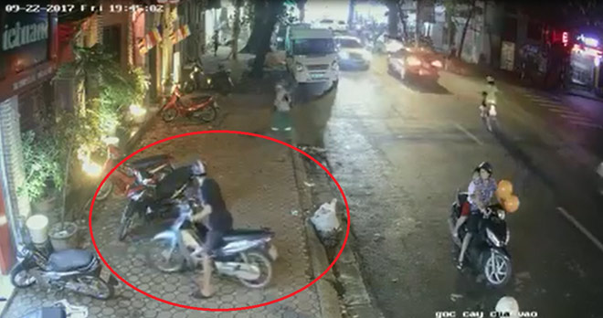 Clip cặp vợ chồng chở theo con nhỏ táo tợn trộm xe máy trên phố - 1